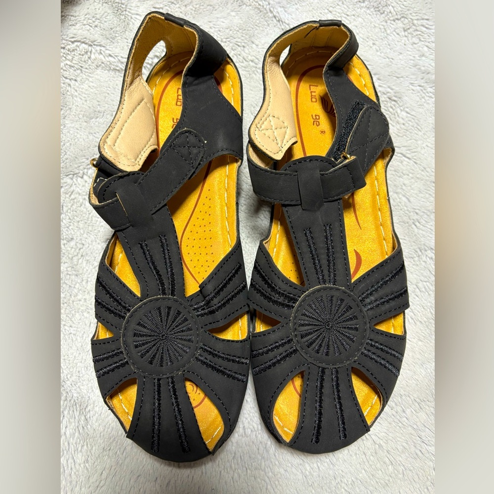 Black Strappy Sandals. Size 9e